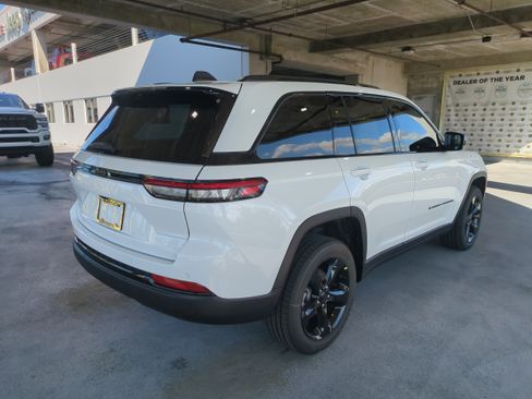 New 2025 Jeep Grand Cherokee Altitude image 5