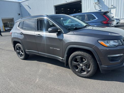 Used 2019 Jeep Compass Latitude w/ Cold Weather Group AWD/4WD image 2