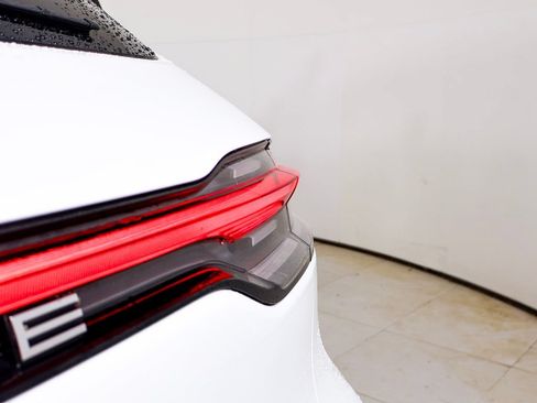 Certified 2026 Porsche Macan AWD/4WD image 31