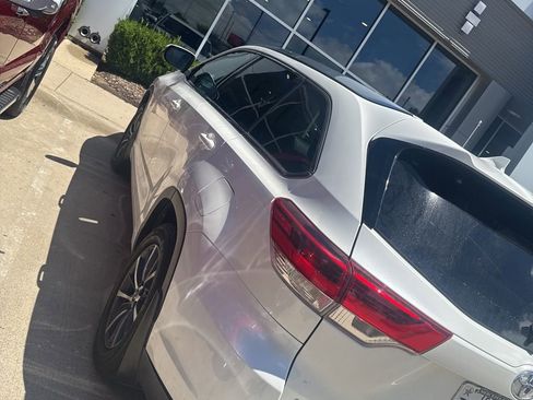 Used 2018 Toyota Highlander XLE AWD/4WD image 3