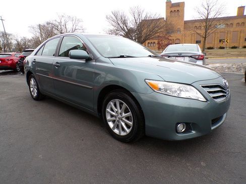 Used 2011 Toyota Camry XLE w/ XLE Extra-Value Pkg #2 image 5