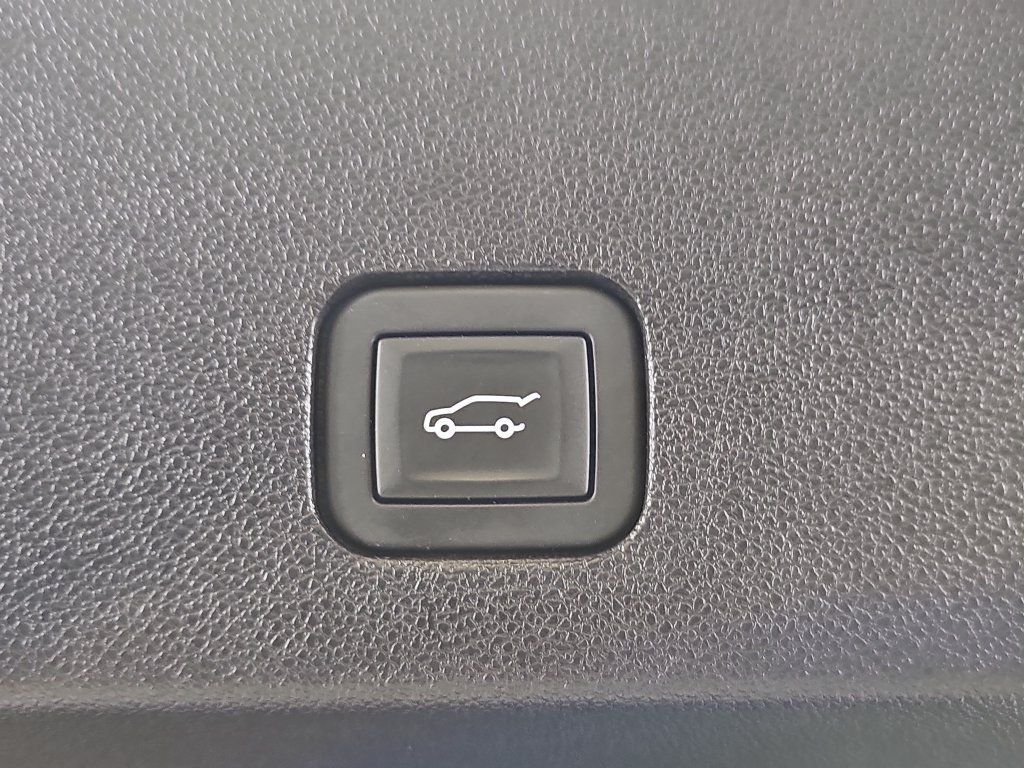 Used 2025 Cadillac XT6 Premium Luxury AWD/4WD image 16