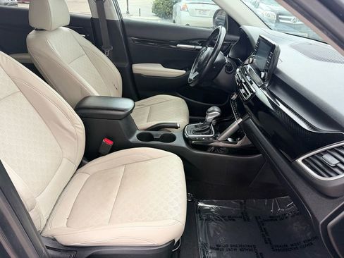 Used 2021 Kia Seltos EX image 16