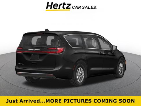 Used 2024 Chrysler Pacifica Touring-L FWD image 1