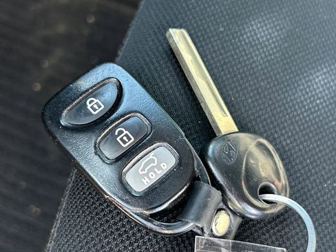 Used 2017 Hyundai Veloster Base image 26