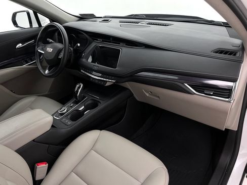 Used 2022 Cadillac XT4 Luxury w/ Cold Weather Package AWD/4WD image 13