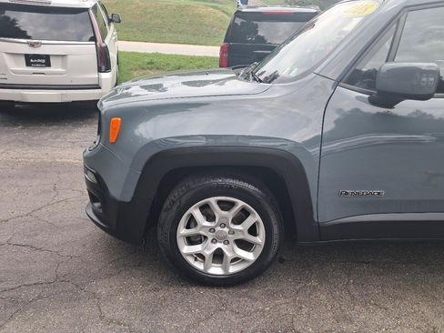 Used 2018 Jeep Renegade Latitude w/ UConnect 8.4 Nav Group FWD image 3