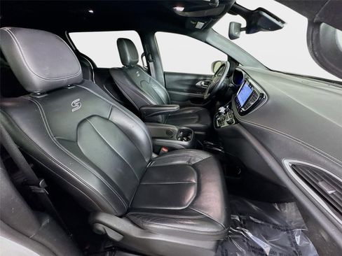 Used 2021 Chrysler Pacifica Touring-L w/ Uconnect Theater Family Group FWD image 28