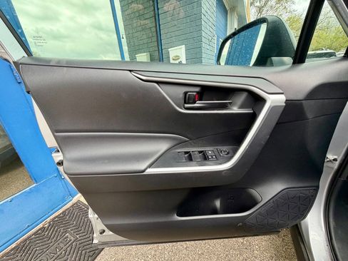 Used 2020 Toyota RAV4 LE AWD/4WD image 48