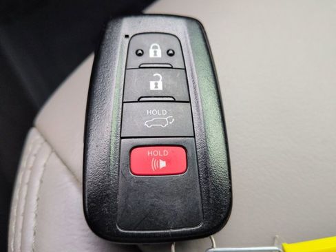 Used 2021 Toyota Highlander XLE image 29