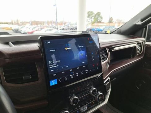 Used 2024 Ford Expedition Limited image 10