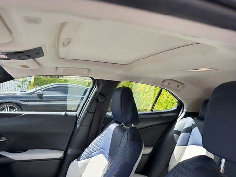 Used 2019 Lexus UX 200 w/ Premium Package image 7