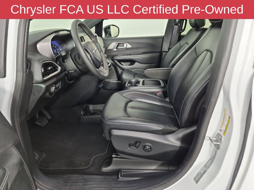 Certified 2025 Chrysler Pacifica Select FWD image 18