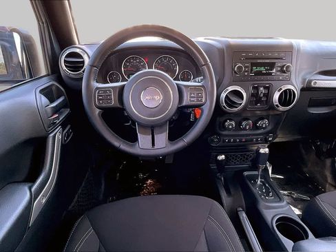 Used 2017 Jeep Wrangler Unlimited Sahara w/ Connectivity Group AWD/4WD image 6