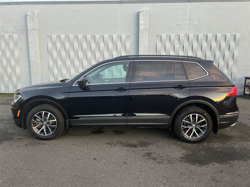 Used 2020 Volkswagen Tiguan SE w/ Panoramic Sunroof Package image 4