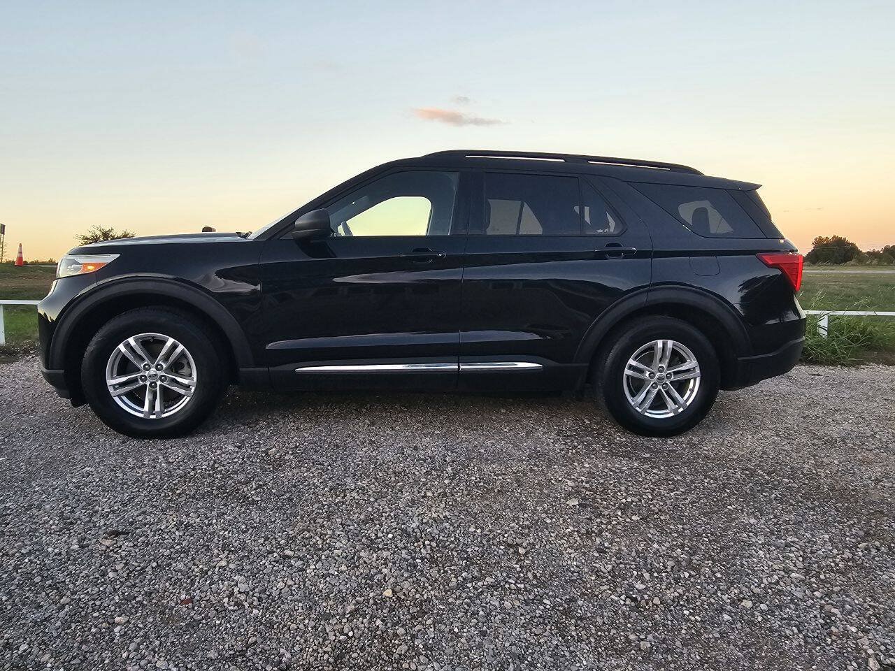 Used 2020 Ford Explorer XLT w/ Equipment Group 202A RWD image 3