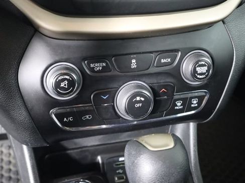 Used 2014 Jeep Cherokee Latitude w/ Cold Weather Group AWD/4WD image 39