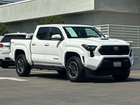 Used 2025 Toyota Tacoma TRD Sport w/ TRD Sport Upgrade Package AWD/4WD image 8
