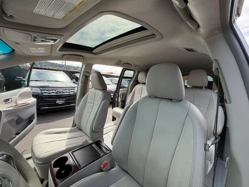 Used 2013 Toyota Sienna XLE FWD image 25
