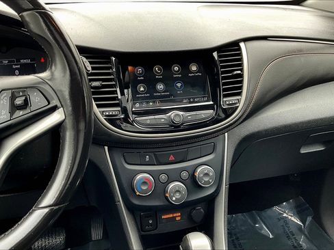 Used 2019 Chevrolet Trax LT w/ Sun & Sound Package FWD image 9
