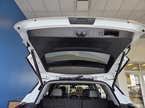 Used 2023 GMC Terrain SLT image 10