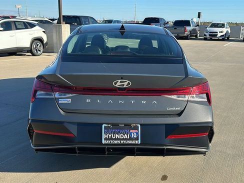 Used 2025 Hyundai Elantra Limited image 12