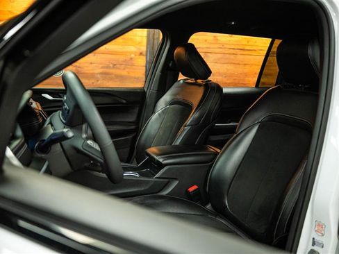 Used 2024 Jeep Grand Cherokee L Laredo image 9