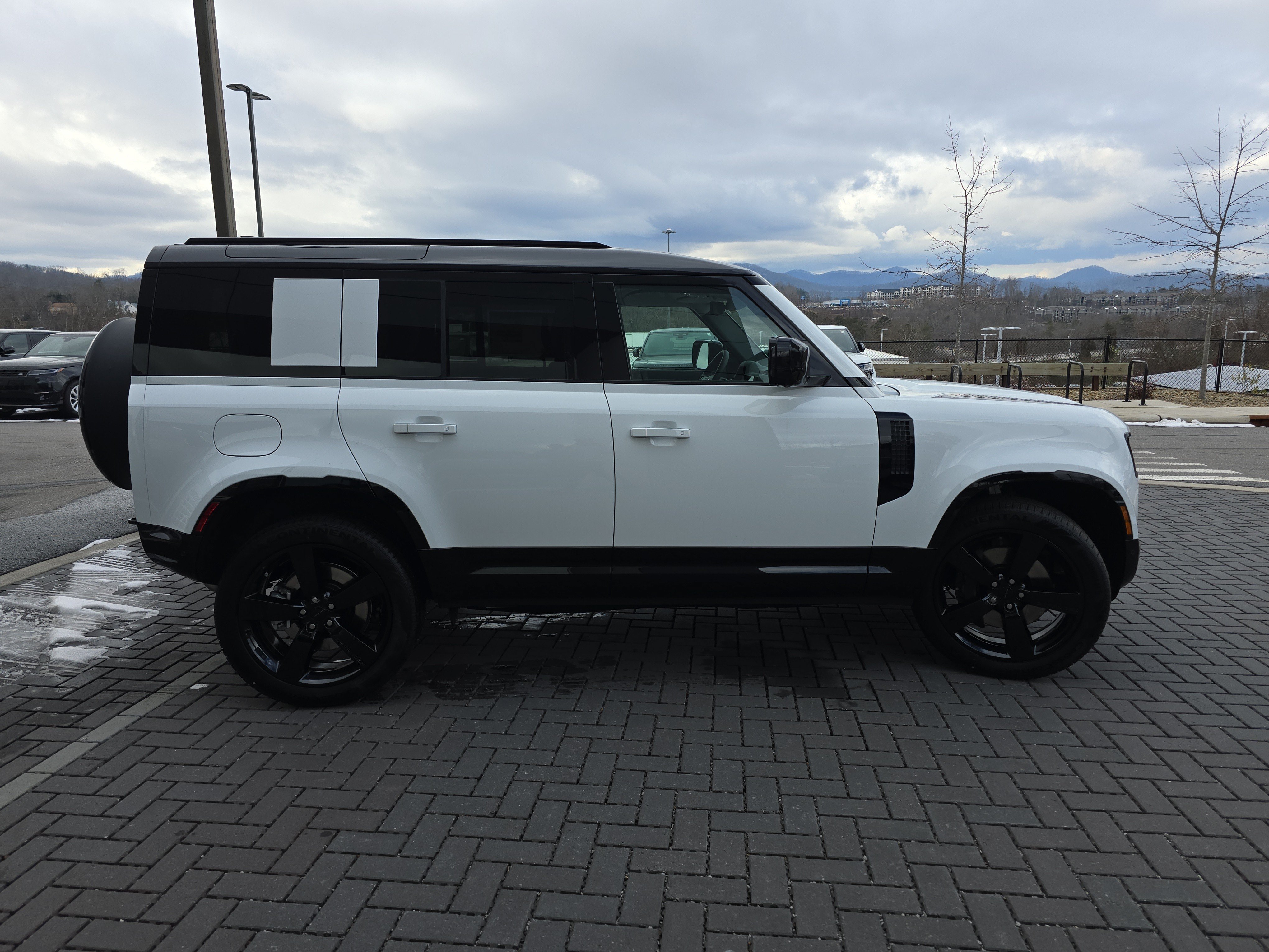 Certified 2026 Land Rover Defender 110 X-Dynamic SE AWD/4WD image 4