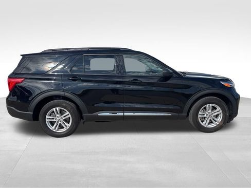Used 2022 Ford Explorer XLT w/ Equipment Group 202A image 8