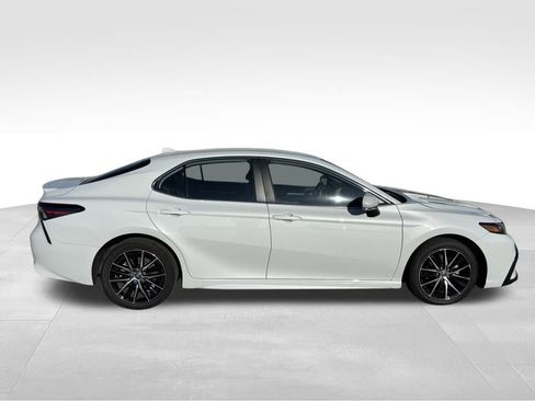 Used 2024 Toyota Camry SE image 9