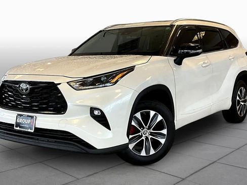 Used 2021 Toyota Highlander XLE image 2
