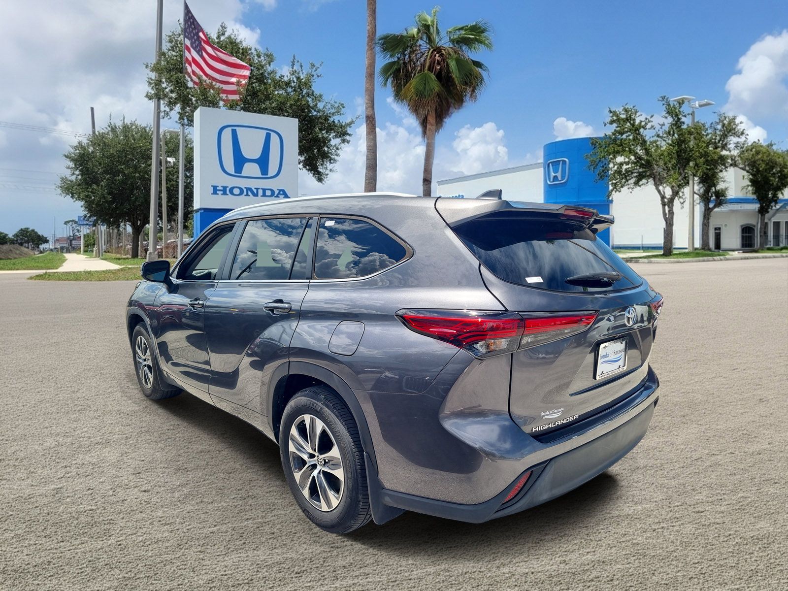Used 2023 Toyota Highlander XLE FWD image 5