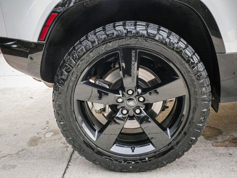 Used 2023 Land Rover Defender 90 X-Dynamic SE image 13