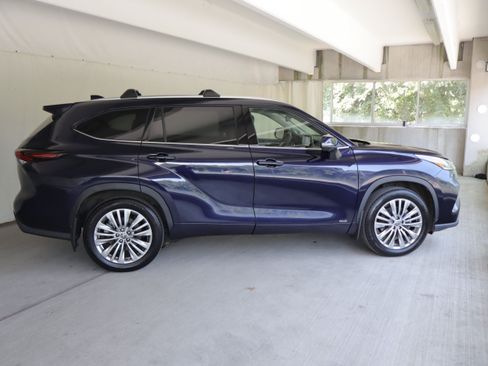 Used 2025 Toyota Highlander Platinum AWD/4WD image 5