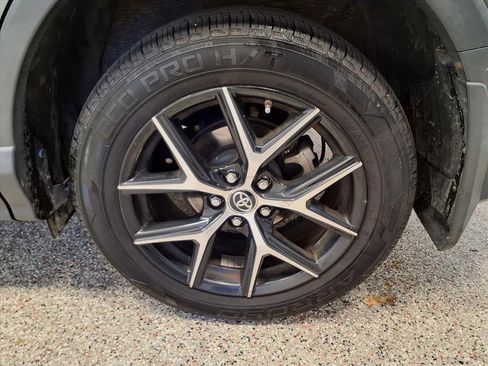 Used 2018 Toyota RAV4 SE image 6