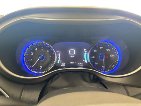Used 2024 Chrysler Pacifica Touring-L FWD image 26