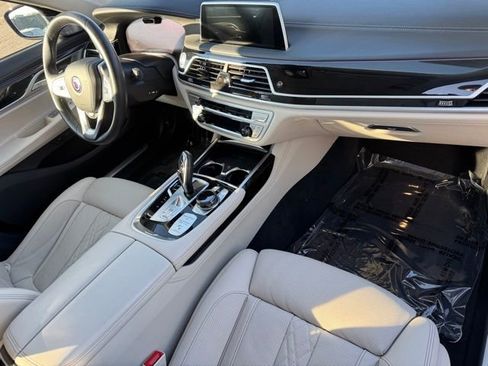 Used 2022 BMW ALPINA B7 xDrive w/ Luxury Rear Seating Package image 25