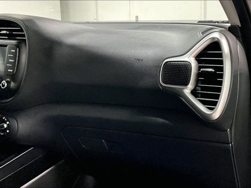 Used 2025 Kia Soul LX FWD image 19