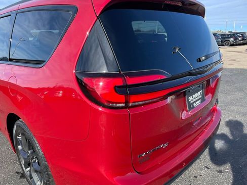 Used 2025 Chrysler Pacifica Limited FWD image 33