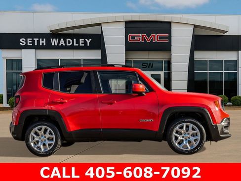 Used 2017 Jeep Renegade Latitude FWD image 8