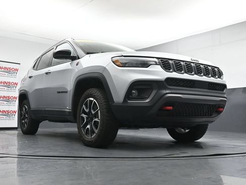 Used 2024 Jeep Compass Trailhawk AWD/4WD image 37