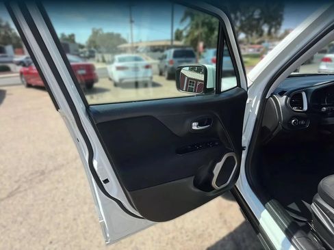 Used 2017 Jeep Renegade Latitude AWD/4WD image 8