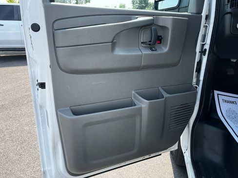 Used 2015 Chevrolet Express 2500 RWD image 9