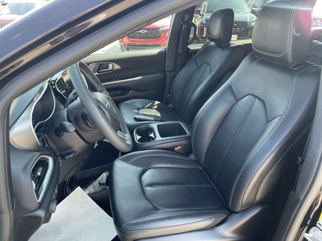 Used 2025 Chrysler Pacifica Select FWD image 11