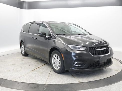 Used 2023 Chrysler Pacifica Touring-L FWD image 7