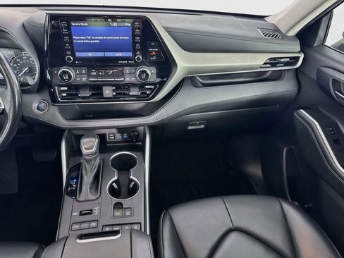 Used 2022 Toyota Highlander XLE AWD/4WD image 28