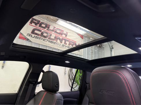 Used 2024 Chevrolet Traverse RS image 28