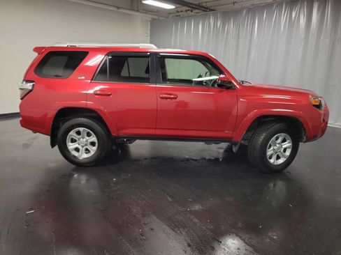 Used 2017 Toyota 4Runner SR5 AWD/4WD image 9