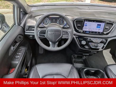 Certified 2025 Chrysler Pacifica Select FWD image 15
