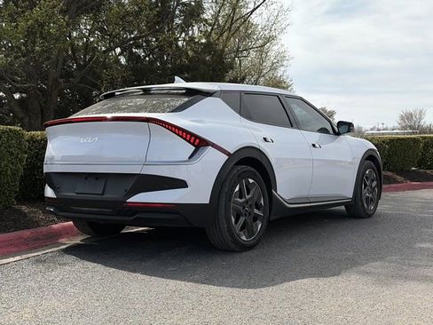 Used 2025 Kia EV6 Light image 3